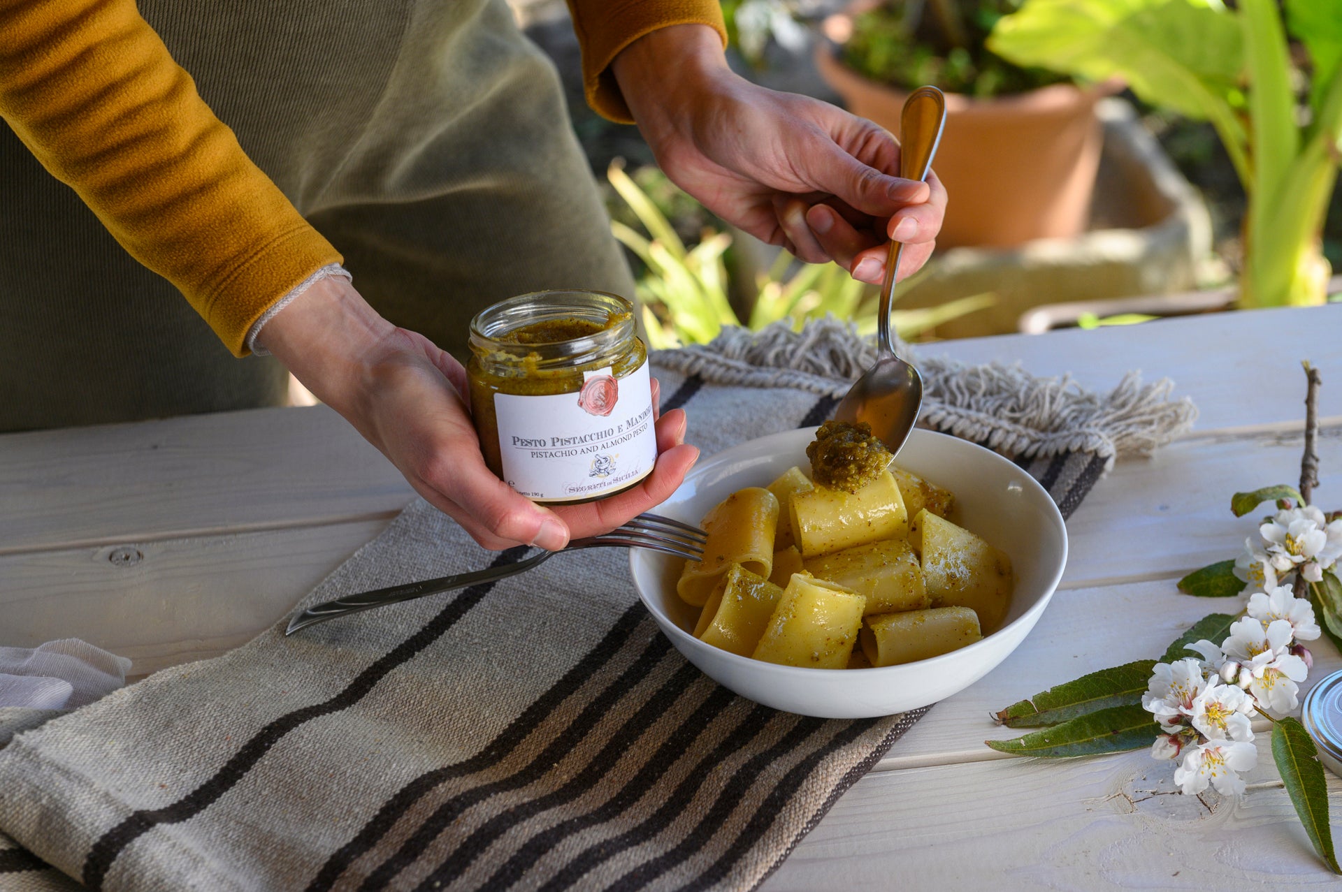 I-segreti-per-un-pesto-con-mandorle-e-pistacchi-perfetto FRANTOI CUTRERA