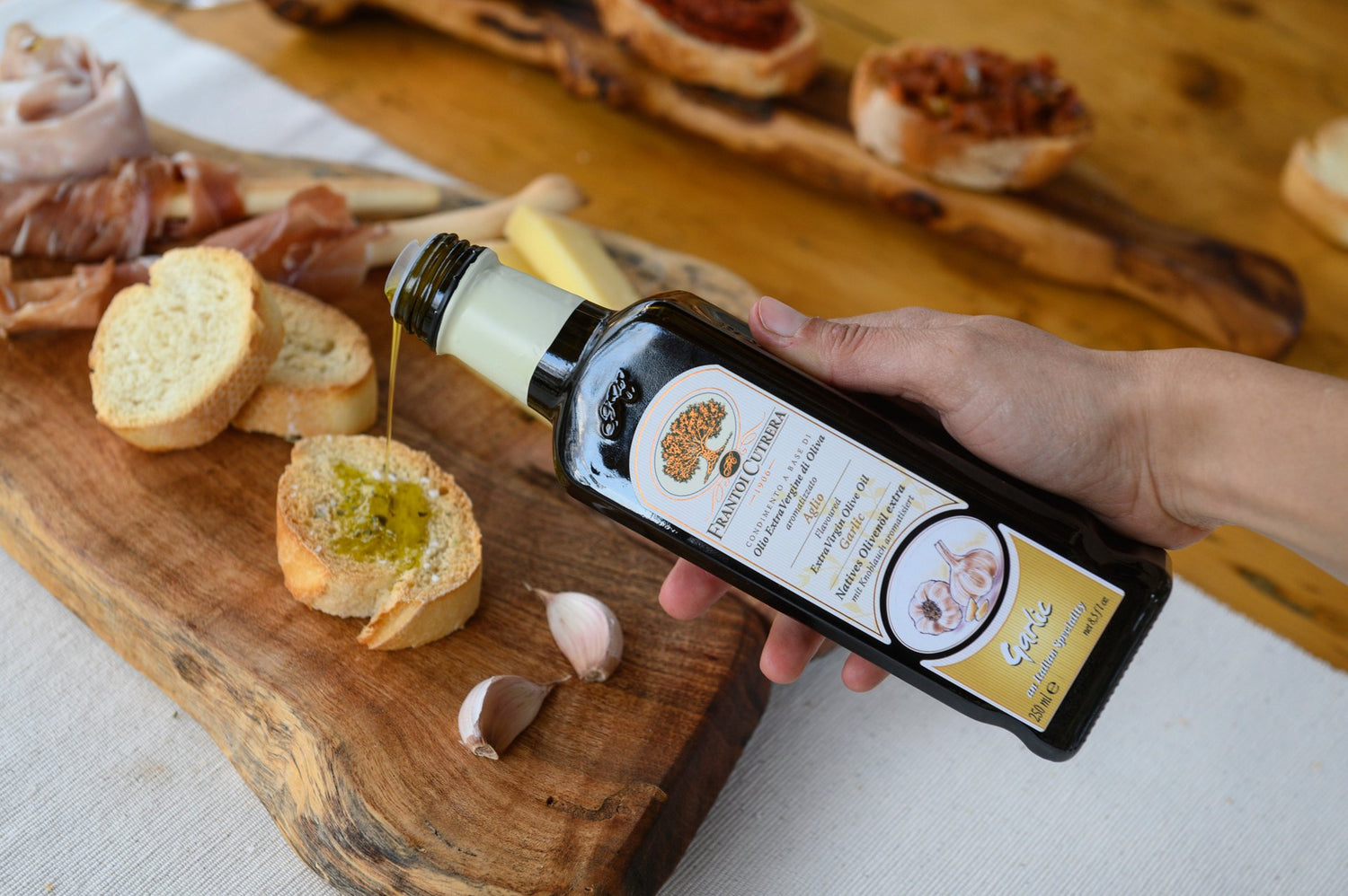 Condimento a base di olio extra vergine di oliva 98% aromatizzato all'aglio