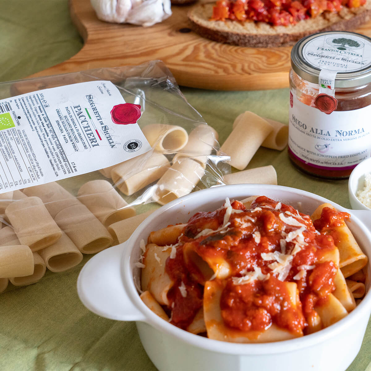 Sugo alla Norma con melanzane fritte in olio extravergine di oliva - Segreti di Sicilia - FRANTOI CUTRERA